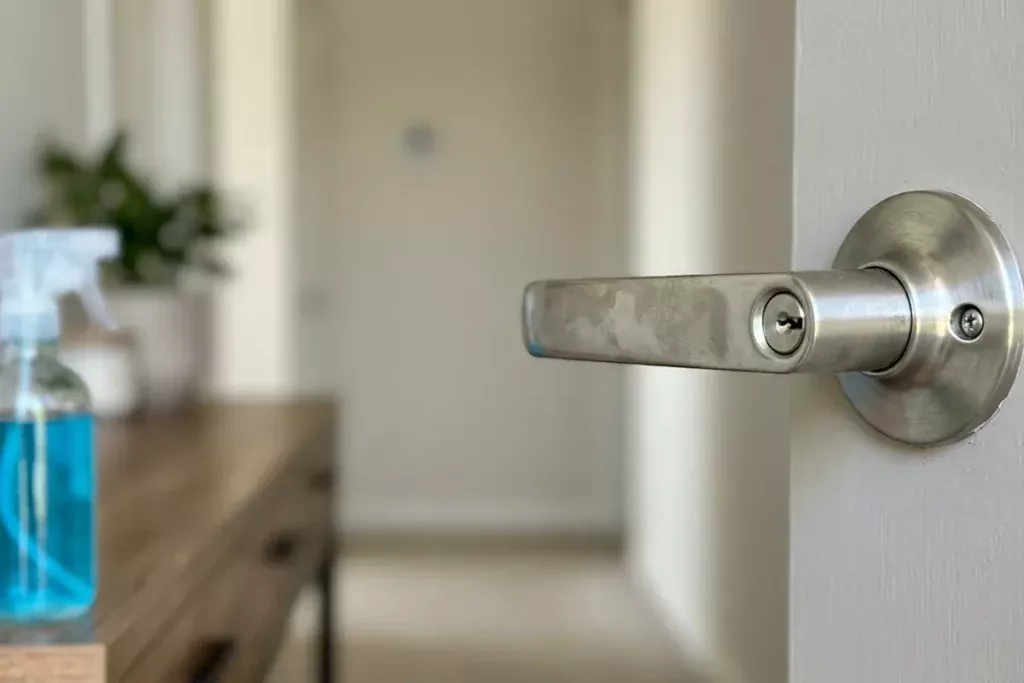 De dodelijke fout in je schoonmaakroutine: Waarom ziekenhuizen zweren bij dít geheime recept voor je deurgrepen