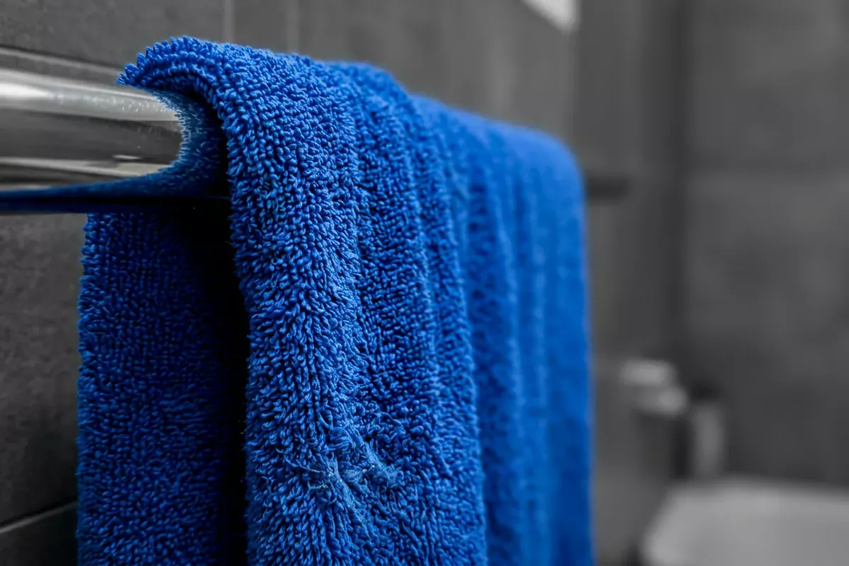 De onzichtbare fout in je badkamer: waarom je handdoek na 3 dagen al een biologisch risico vormt