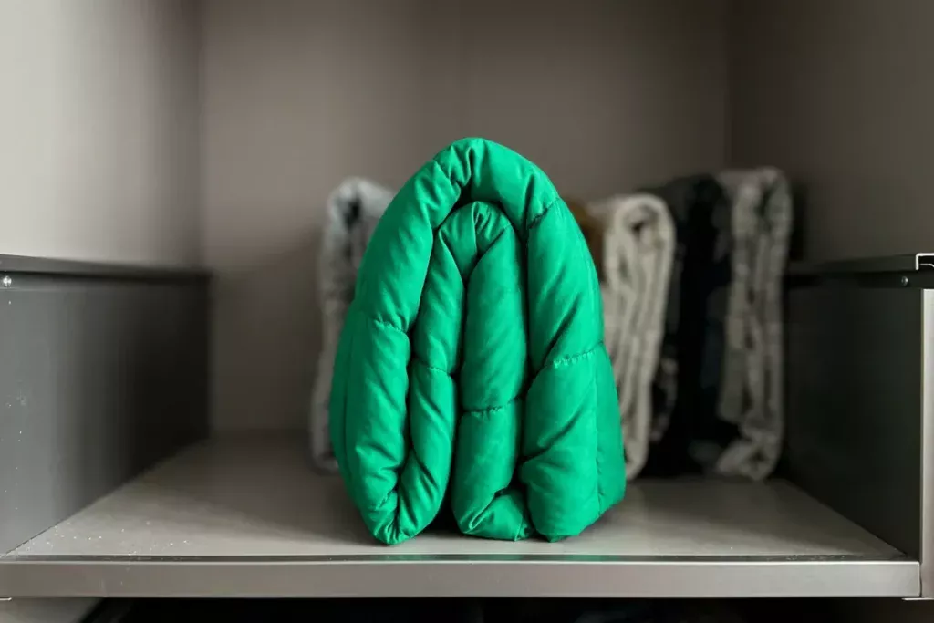 De verborgen ruimtevreter: Waarom je winterjassen nooit moet ophangen (en de Japanse methode die 75% ruimte bespaart)