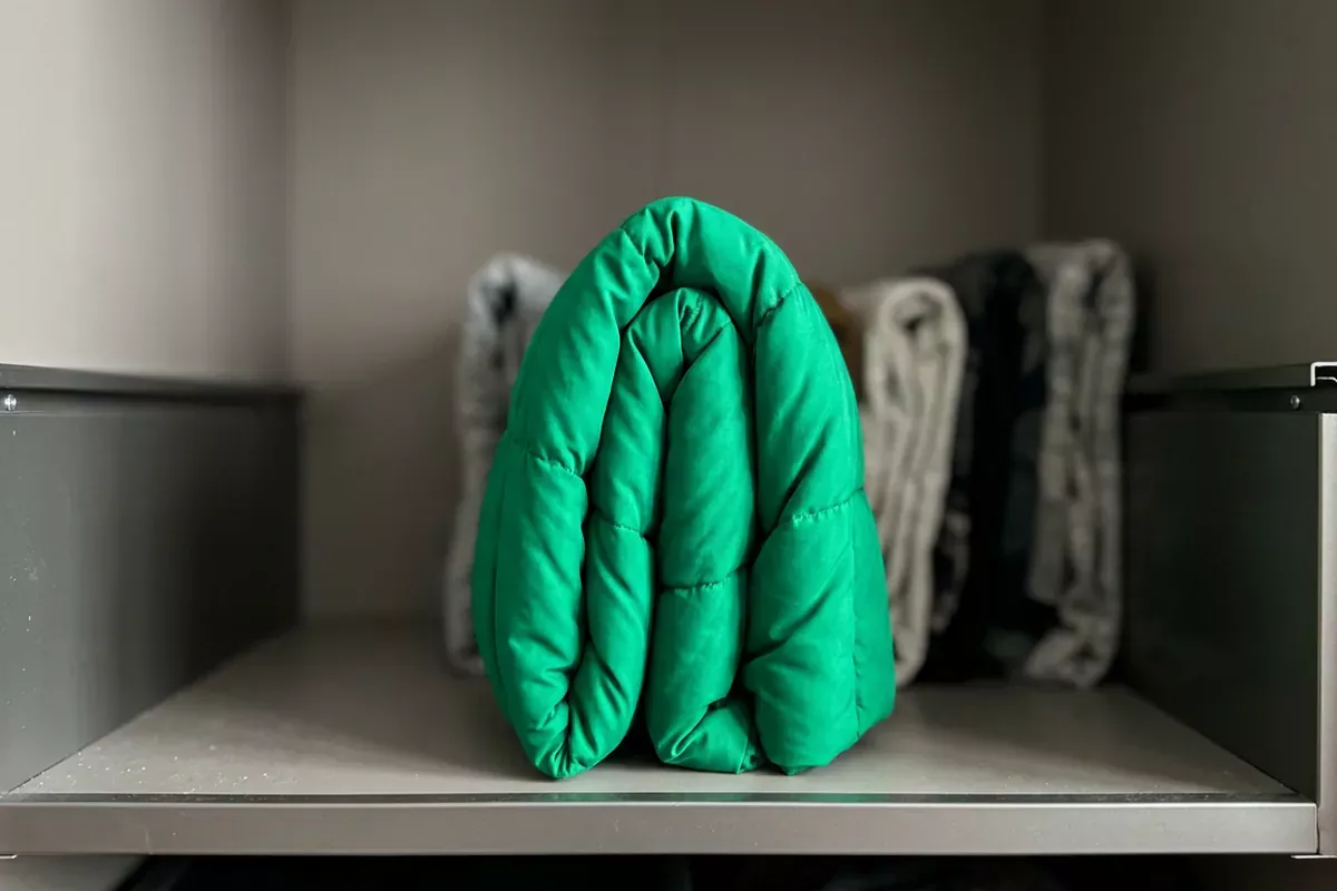 De verborgen ruimtevreter: Waarom je winterjassen nooit moet ophangen (en de Japanse methode die 75% ruimte bespaart)
