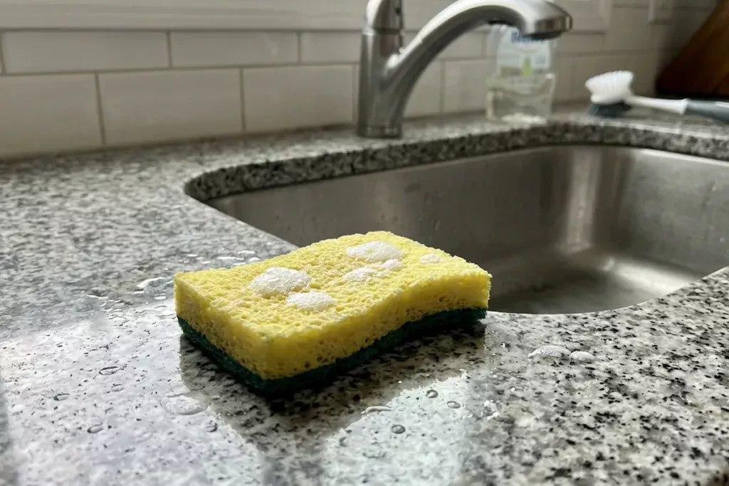 Hoe je een keukenspons wast en desinfecteert zodat deze niet gaat stinken