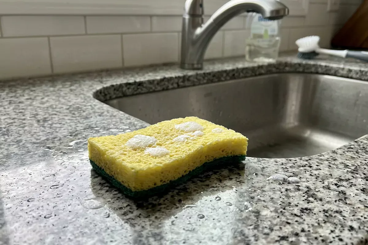 Hoe je een keukenspons wast en desinfecteert zodat deze niet gaat stinken