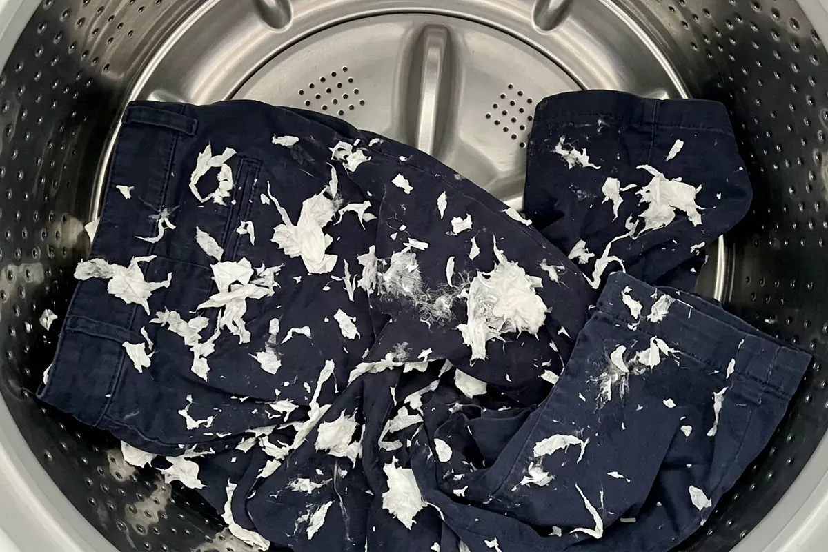 Papier van een vergeten zakdoek over je hele wasgoed? Zo krijg je het binnen enkele minuten weer schoon