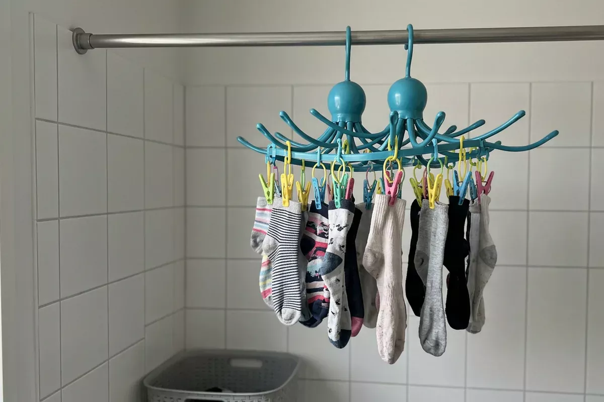 Stop met sokken op een gewoon wasrek: deze methode droogt twee keer zo snel