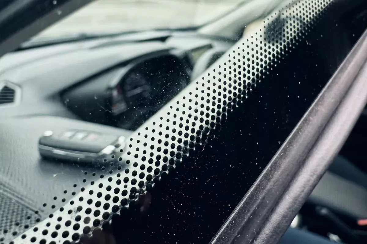 Waar dienen die zwarte puntjes op de randen van je voorruit eigenlijk voor?